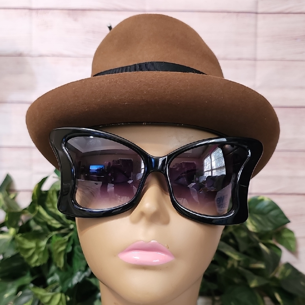 Roberi & Fraud Flye- Bella Stylish Black Sunglasses for Women